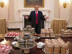 Donald Trump Gelar Makan Malam Eksklusif untuk 220 Pemegang Koin Meme TRUMP Teratas